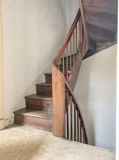 Au Pied Des Bastides Du Perigord, A Cadouin. Maison De Maitre Imposante En Pierre Avec Une Cour De 1