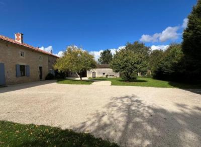 &#8364;271275 - Superb 17th Century \"gentilhommiere\" House With Over 4 Acres Of Land