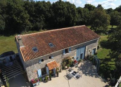 &#8364;234000 - Beautiful Old Detached Stone Property With Barn And Mature Gardens