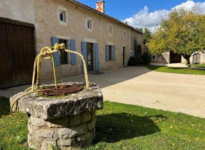 &#8364;271275 - Superb 17th Century \"gentilhommiere\" House With Over 4 Acres Of Land