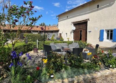 &#8364;336800 - Imposing Stone House With A Superb Garden, Barn And Swimming Pool