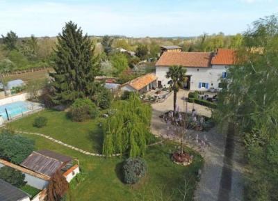 &#8364;336800 - Imposing Stone House With A Superb Garden, Barn And Swimming Pool