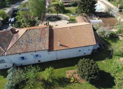 &#8364;336800 - Imposing Stone House With A Superb Garden, Barn And Swimming Pool