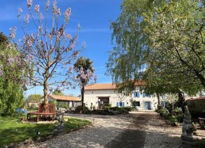 &#8364;336800 - Imposing Stone House With A Superb Garden, Barn And Swimming Pool