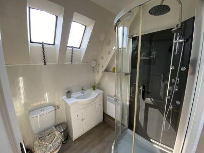 Grande Maison De Ville Avec 5 Chambres, 5 Salles De Bains, Sejour, Salon Et Cuisine
