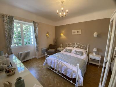 Grande Maison De Ville Avec 5 Chambres, 5 Salles De Bains, Sejour, Salon Et Cuisine