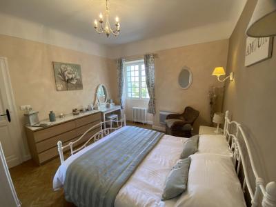 Grande Maison De Ville Avec 5 Chambres, 5 Salles De Bains, Sejour, Salon Et Cuisine