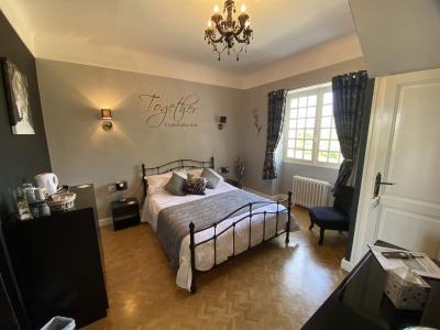 Grande Maison De Ville Avec 5 Chambres, 5 Salles De Bains, Sejour, Salon Et Cuisine