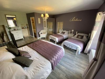 Grande Maison De Ville Avec 5 Chambres, 5 Salles De Bains, Sejour, Salon Et Cuisine