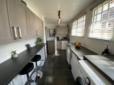 Grande Maison De Ville Avec 5 Chambres, 5 Salles De Bains, Sejour, Salon Et Cuisine
