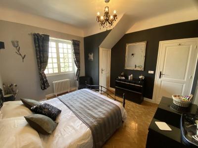Grande Maison De Ville Avec 5 Chambres, 5 Salles De Bains, Sejour, Salon Et Cuisine