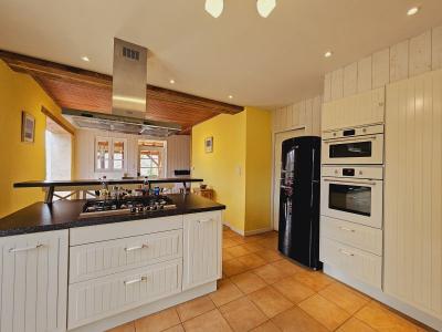 Propriete En Pierre Renovee, 4 Chambres, 2 Salles De Bains Avec Piscine Chauffee Dans Plus De 1800 M