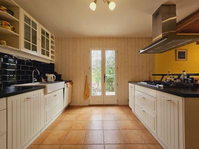 Propriete En Pierre Renovee, 4 Chambres, 2 Salles De Bains Avec Piscine Chauffee Dans Plus De 1800 M