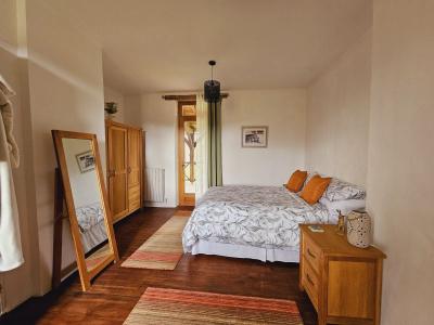 A Seulement 3 Km De Lalinde, Tres Calme Avec De Belles Vues. Maison En Pierre D\\\'environ 287m2 Hab