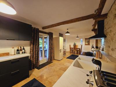 A Seulement 3 Km De Lalinde, Tres Calme Avec De Belles Vues. Maison En Pierre D\\\'environ 287m2 Hab