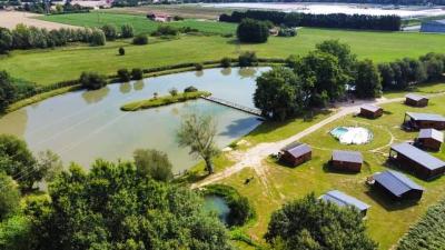 À Vendre A Bergerac, Ensemble De Gites Sur 30500m2 De Parc, Piscine Et Etang De Peche