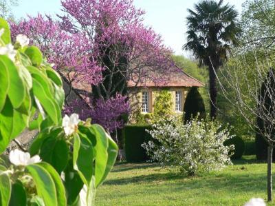 Maison De Maitre Avec Grange Et Piscine Dans Un Environnement Preserve