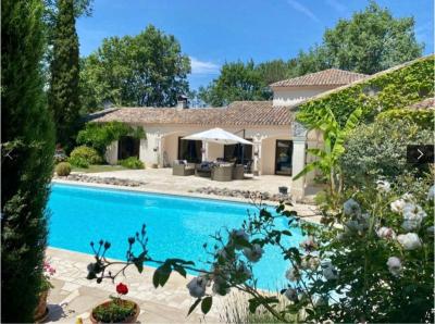 Superbe Villa Individuelle De Quatre Chambres Avec Logement Separe De 1 Chambre Et Piscine, Le Tout