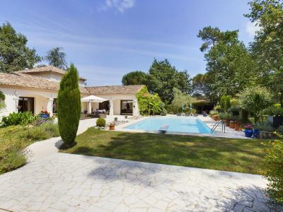 Superbe Villa Individuelle De Quatre Chambres Avec Logement Separe De 1 Chambre Et Piscine, Le Tout