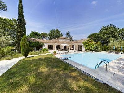 Superbe Villa Individuelle De Quatre Chambres Avec Logement Separe De 1 Chambre Et Piscine, Le Tout