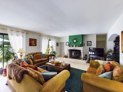Superbe Villa Individuelle De Quatre Chambres Avec Logement Separe De 1 Chambre Et Piscine, Le Tout