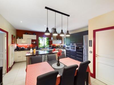 Superbe Villa Individuelle De Quatre Chambres Avec Logement Separe De 1 Chambre Et Piscine, Le Tout