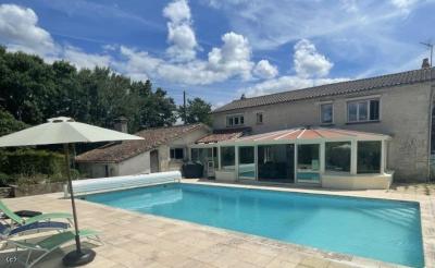 €350000 - Superb Detached Property With Pool And Gite