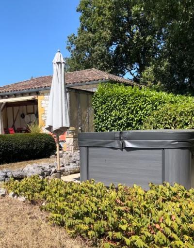 Propriete En Pierres Avec Piscine, Parc De 1,8 Ha A Beaumont-en-perigord