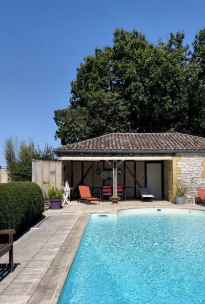Propriete En Pierres Avec Piscine, Parc De 1,8 Ha A Beaumont-en-perigord