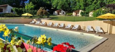 Ensemble Immobilier Avec Gites, Restaurant, Et Piscine En Pleine Vallee De La Lemance