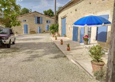 &#8364;319140 - Attractive 4 Bedroom Stone House With Separate Gite And Swimming Pool Near Mansle