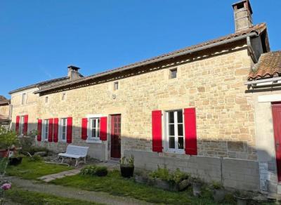 €180300 - Beautiful Farmhouse With Outbuildings And Flower-filled Courtyard