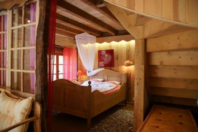 Propriete Perigourdine Ancienne Avec Enormement De Cachet, Avec 6,5 Hectares, Deux Gites Et Piscine.