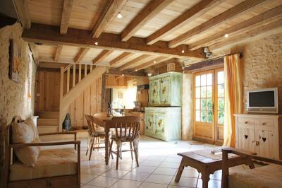Propriete Perigourdine Ancienne Avec Enormement De Cachet, Avec 6,5 Hectares, Deux Gites Et Piscine.
