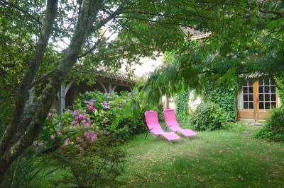 Propriete Perigourdine Ancienne Avec Enormement De Cachet, Avec 6,5 Hectares, Deux Gites Et Piscine.