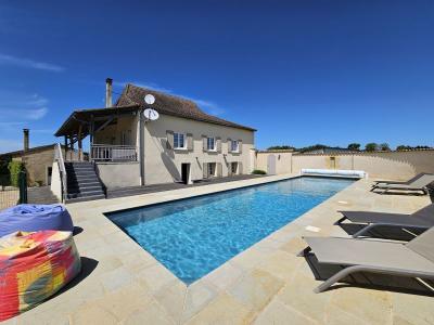 Entreprise De Pension Animale, Avec Belle Propriete En Pierre Renovee Avec Dependances Et Piscine.