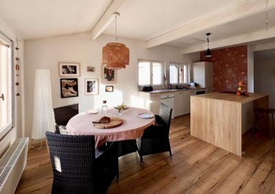 Plain Pied Lumineux Avec 3 Chambres Et Deux Salles De Bains/d\\\'eau Dans Un Village Toutes Commodit