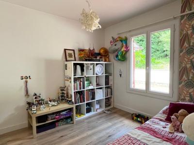 Plain Pied Lumineux Avec 3 Chambres Et Deux Salles De Bains/d\\\'eau Dans Un Village Toutes Commodit