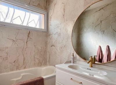 Plain Pied Lumineux Avec 3 Chambres Et Deux Salles De Bains/d\\\'eau Dans Un Village Toutes Commodit