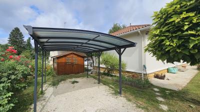 Maison Habitation. Plain Pied, Situe Dans Un Environnement Calme, A 5 Minutes En Voiture Des Commerc