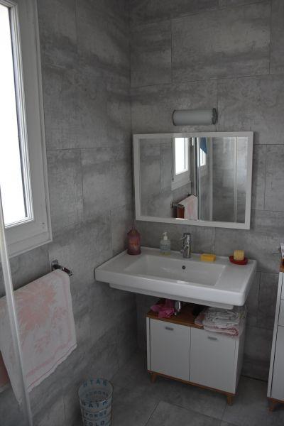 Maison Habitation. Plain Pied, Situe Dans Un Environnement Calme, A 5 Minutes En Voiture Des Commerc