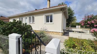 Maison Habitation. Plain Pied, Situe Dans Un Environnement Calme, A 5 Minutes En Voiture Des Commerc