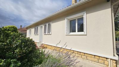Maison Habitation. Plain Pied, Situe Dans Un Environnement Calme, A 5 Minutes En Voiture Des Commerc