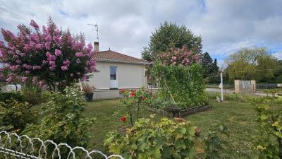 Maison Habitation. Plain Pied, Situe Dans Un Environnement Calme, A 5 Minutes En Voiture Des Commerc