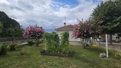 Maison Habitation. Plain Pied, Situe Dans Un Environnement Calme, A 5 Minutes En Voiture Des Commerc