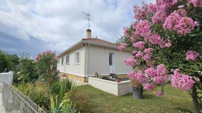 Maison Habitation. Plain Pied, Situe Dans Un Environnement Calme, A 5 Minutes En Voiture Des Commerc