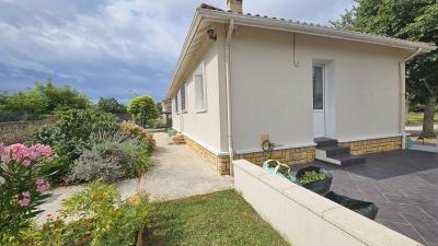 Maison Habitation. Plain Pied, Situe Dans Un Environnement Calme, A 5 Minutes En Voiture Des Commerc