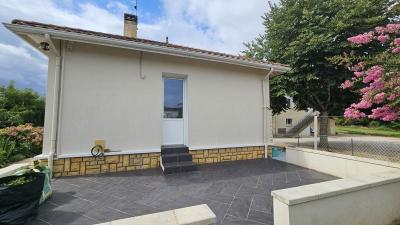 Maison Habitation. Plain Pied, Situe Dans Un Environnement Calme, A 5 Minutes En Voiture Des Commerc