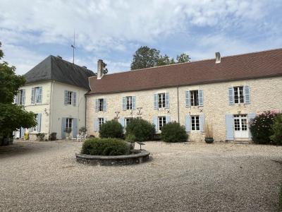 Demeure Bourgeoise Du Xviiieme Avec Ses Dependances Sur 5 Hectares De Parc Arbore