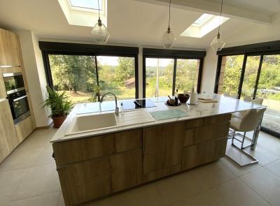 Superbe Cottage De Caractere Avec Grand Salon Moderne Et Ouvert, 4 Chambres, 3 Salles De Bains Et Pi